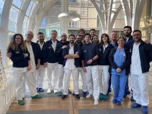 Bambino dalle “ossa di vetro” cammina per la prima volta a 11 anni