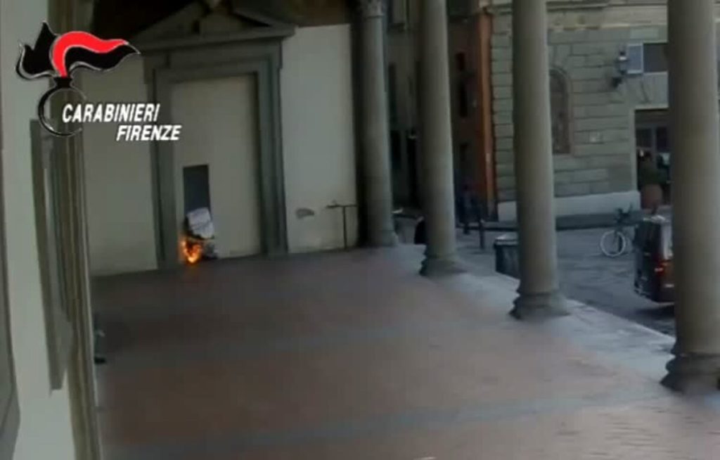 Fiamme sotto il loggiato in pieno centro, il responsabile ripreso dalle telecamere / VIDEO