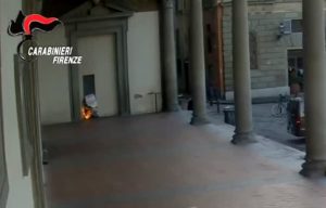 Fiamme sotto il loggiato in pieno centro, il responsabile ripreso dalle telecamere / VIDEO