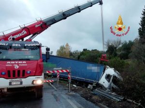 Mezzo pesante finisce fuori strada sulla Fi-Pi-Li / FOTO