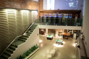 La coppa del Grand Départ del Tour de France in esposizione al Museo del Vetro