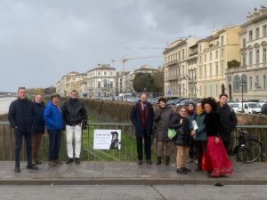 Su Ponte Vespucci torna una targa per ricordare Idy Diene, ucciso a colpi di pistola mentre camminava / FOTO