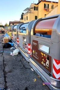 Nuovi cassonetti: poca intelligenza e tanti rifiuti abbandonati per strada