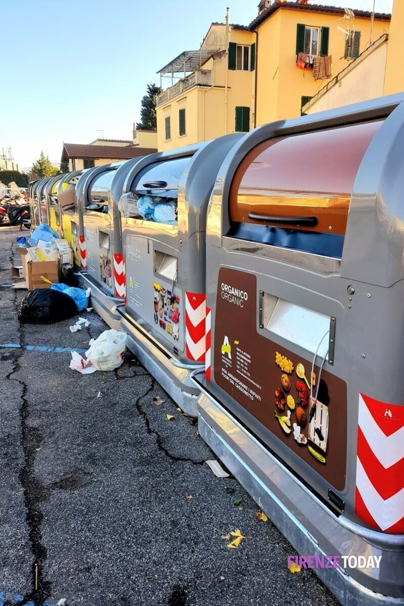 Nuovi cassonetti: poca intelligenza e tanti rifiuti abbandonati per strada