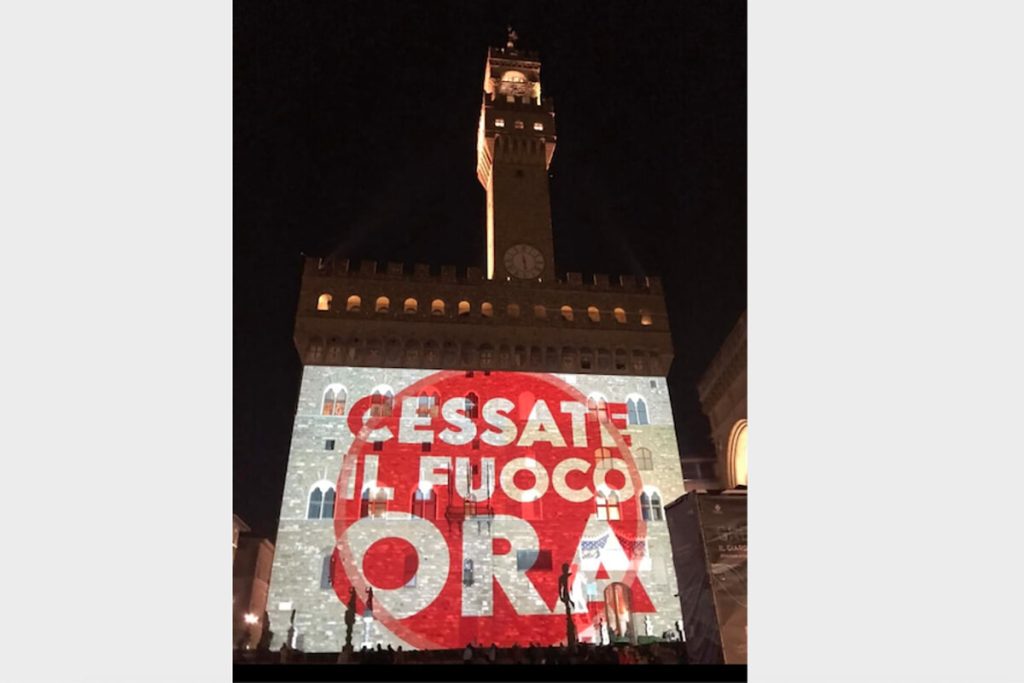'Cessate il fuoco ora': una scritta per la Palestina su Palazzo Vecchio, destre e Iv contro Milani / FOTO