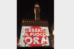 'Cessate il fuoco ora': una scritta per la Palestina su Palazzo Vecchio, destre e Iv contro Milani / FOTO