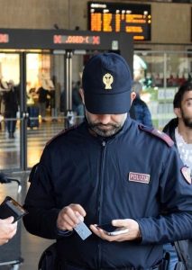 Si fingono viaggiatori e rubano sull'alta velocità: arrestati dalla Polfer, presi con un computer da 2mila euro