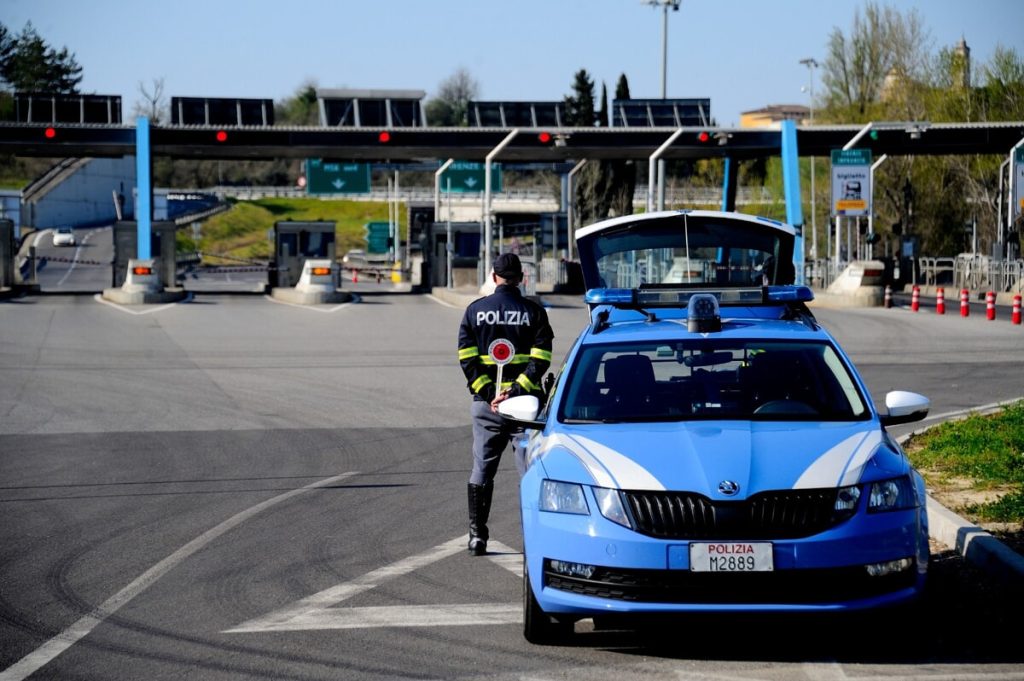 Autostrada A1: braccata e accoltellata nell’area di servizio, caccia all’uomo