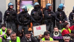 È Natale, ma la moda di lusso non fa regali. Protesta dei lavoratori: "Non siamo usa e getta" / FOTO - VIDEO