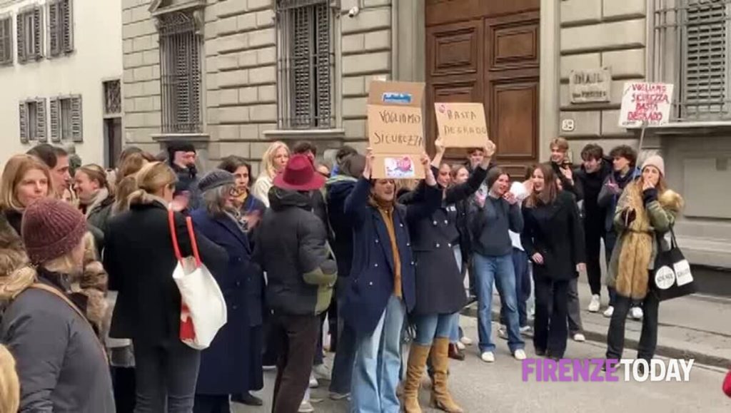 La protesta della scuola francese: “Ragazzine inseguite e alunni derubati, situazione invivibile” FOTO - VIDEO