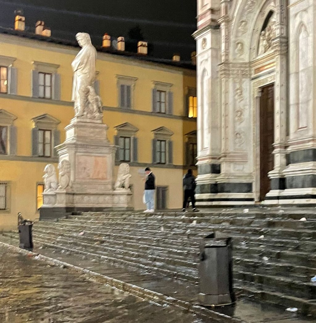 Degrado, orinano sul sagrato di Santa Croce: “Meglio Milano che Firenze, qui c'è una sensazione di abbandono”