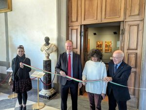 Uffizi, la Sala del Duecento cambia volto: pareti grigio scuro  e ‘stile ecclesiastico’  FOTO