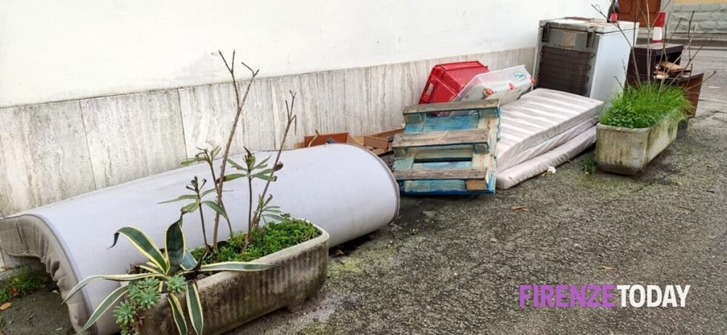 La rabbia dei residenti: "Telefonate e segnalazioni, rifiuti abbandonati da oltre un mese" / FOTO