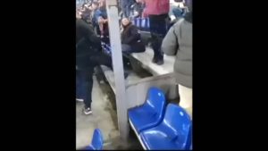 Roma-Fiorentina: due giovani tifosi danno l'esempio e si scambiano la sciarpa / VIDEO