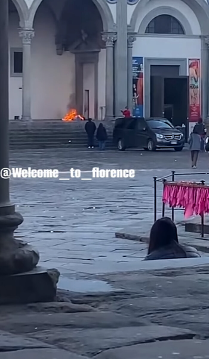 Centro: in fiamme il giaciglio di un clochard