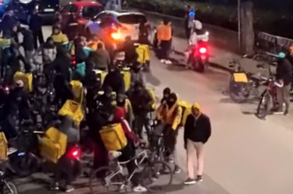 Rapina in strada: rider preso alle spalle e picchiato