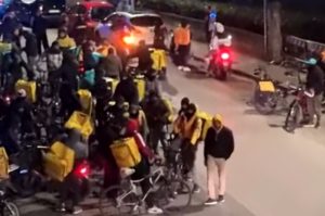 Rapina in strada: rider preso alle spalle e picchiato