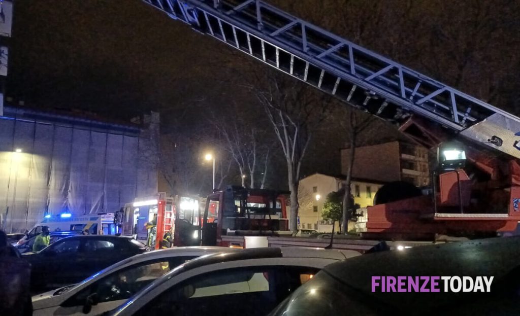Incendio in casa: fiamme in un appartamento, evacuata palazzina / FOTO