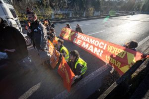 Ultima Generazione, blocco stradale per solidarietà con la Gkn / FOTO / VIDEO