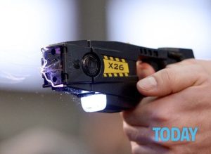 Picchia il padre, fermato dai carabinieri con il taser