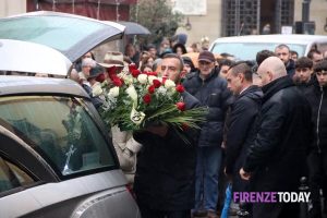 Tragedia di Natale: folla di cittadini per l’ultimo saluto alle vittime | FOTO