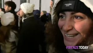 Natale, l'albero davanti al Duomo conquista i fiorentini / VIDEO