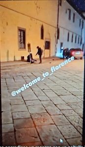Minacciato con un coltello da cucina mentre passeggia con gli amici