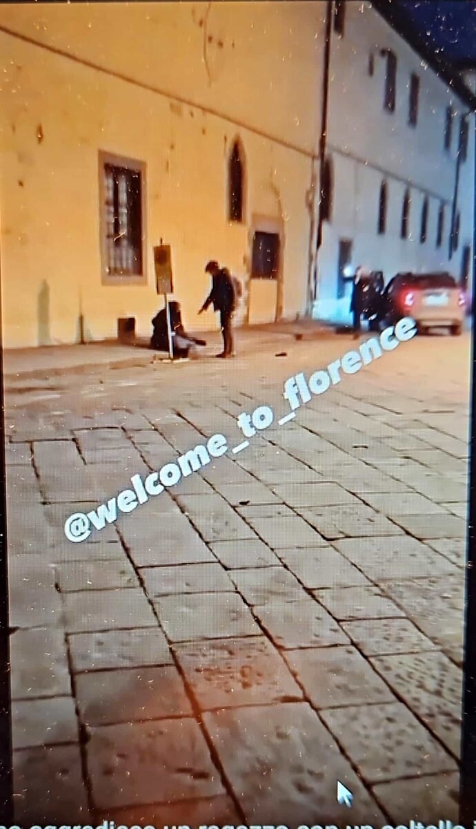 Minacciato con un coltello da cucina mentre passeggia con gli amici