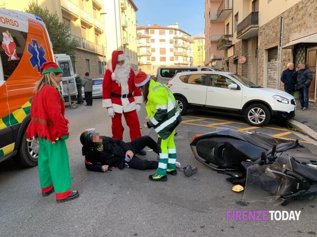 Incidente stradale: "Babbo natale" fa gli straordinari e soccorre giovane scooterista / FOTO