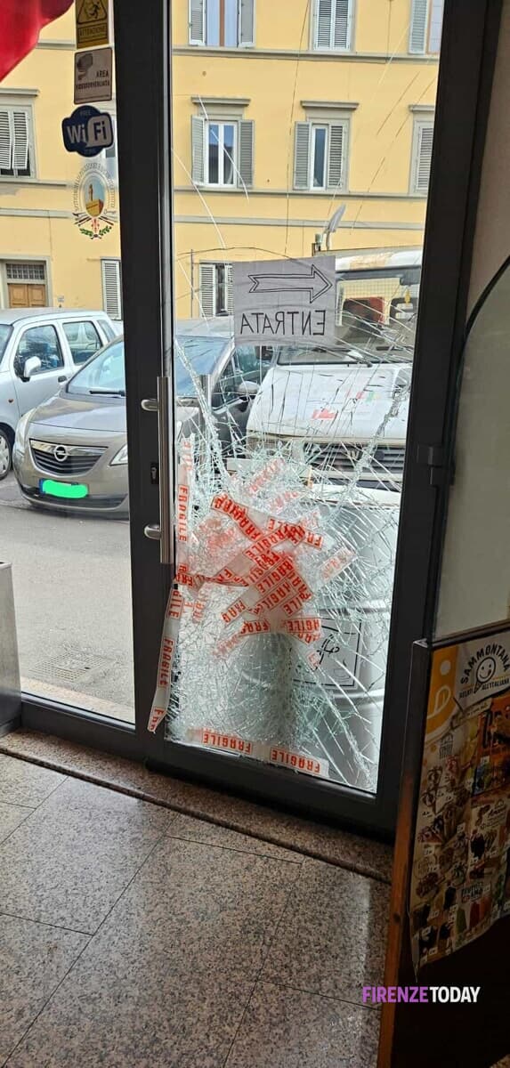Nuova spaccata col tombino: fermato 34enne, bar colpito due volte in tre mesi FOTO