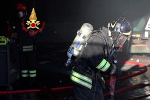 Incendio in Via del Pellegrino: messi in salvo due anziani 