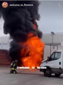 Osmannoro: furgone in fiamme in un piazzale 