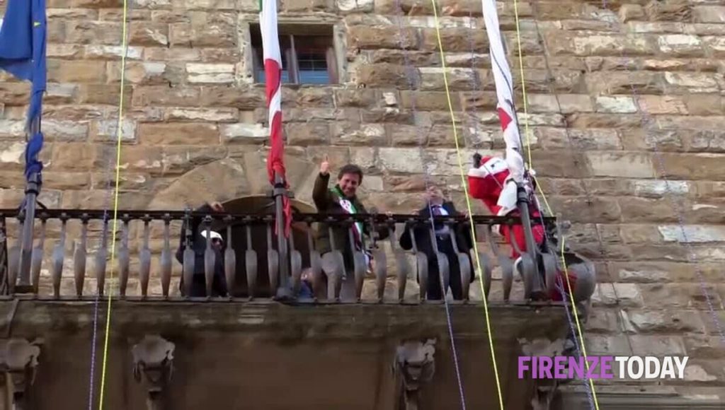 Babbo Natale si cala da Palazzo Vecchio per regalare caramelle ai bambini | VIDEO