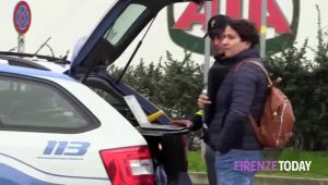 Donna accoltellata nell'area di servizio dell'A1: si cerca l’ex marito  VIDEO