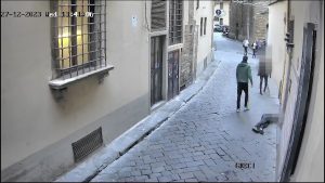 Anziano picchiato selvaggiamente in pieno giorno, identificato il presunto aggressore  VIDEO