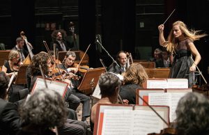 Venezi contestata al concerto di Capodanno: “Non vogliamo fascisti”