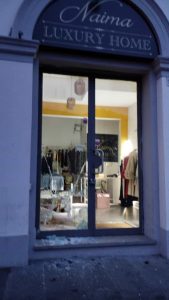 Spaccate con tombino: raffica di colpi in centro