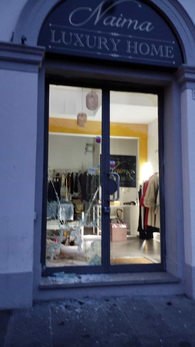Spaccate con tombino: raffica di colpi in centro