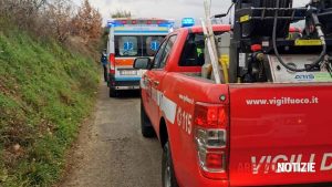 Investito lungo la strada forestale, caccia al motociclista