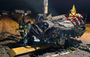 Auto sui binari travolta dal treno / FOTO
