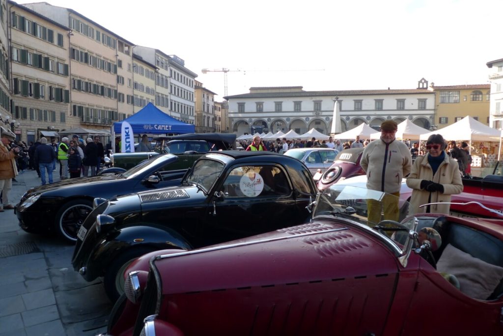 "La Befana del Vigile Urbano": sfilata di auto d'epoca nel centro di Firenze con arrivo della Befana su una spider rossa