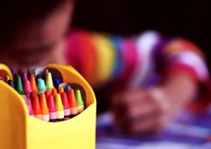 Autismo, mancano i soldi per le terapie Aba. I genitori: “Le famiglie non riescono più a curare i figli”