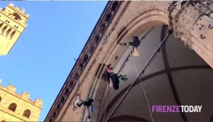 La Befana dei vigili del fuoco plana dalla Loggia dei Lanzi