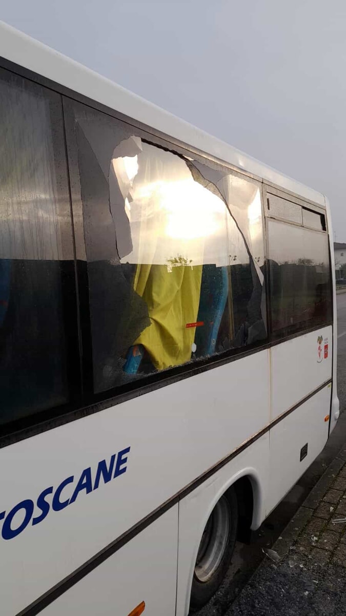 Vandalismo: rotto un vetro del bus