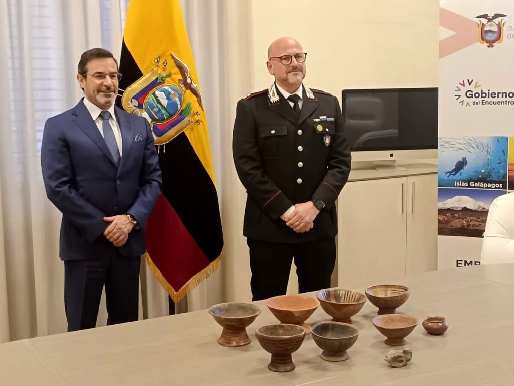 Reperti archeologici sottratti, i carabinieri li restituiscono alle ambasciate di Ecuador e Panama