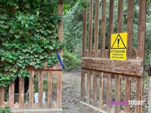 Nuova occupazione all’ex Luzzi e nell’area verde spunta una distesa di lavatrici  FOTO