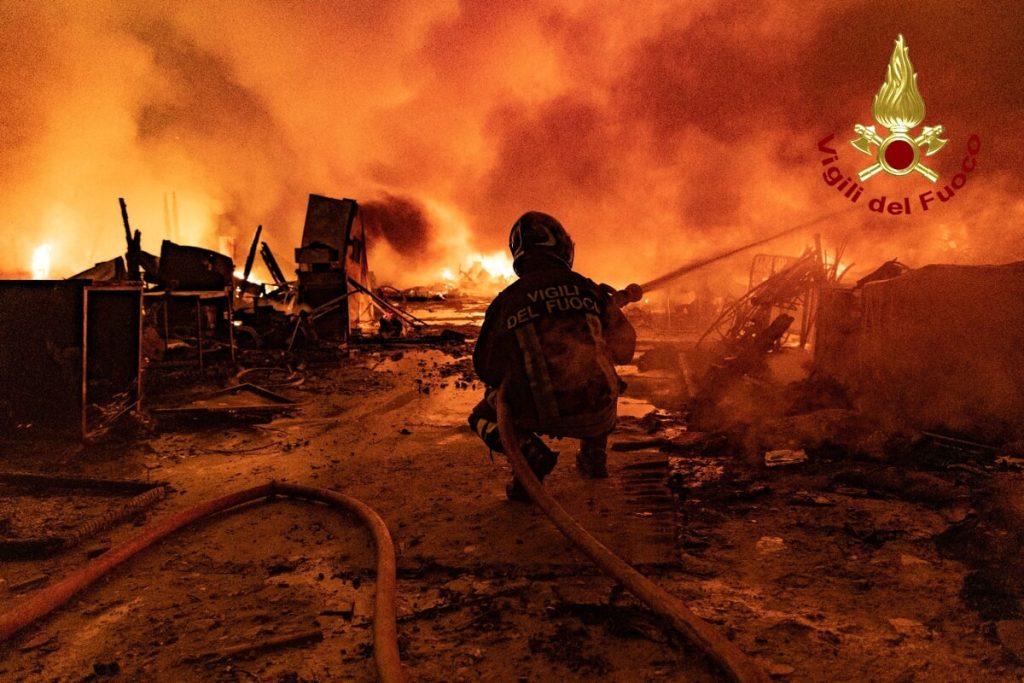 Vasto incendio alle porte di Firenze / FOTO