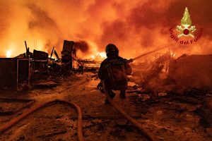 Vasto incendio alle porte di Firenze / FOTO