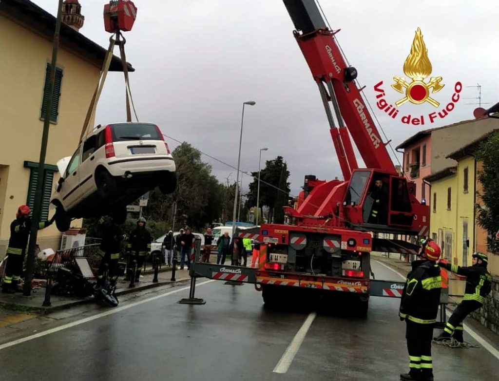 Si schianta contro un muro e causa fuga di gas: devono intervenire i vigili del fuoco con la gru / FOTO