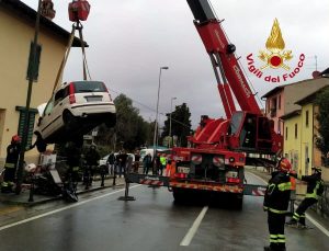 Si schianta contro un muro e causa fuga di gas: devono intervenire i vigili del fuoco con la gru / FOTO